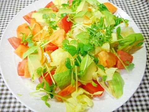 アボカドと柿のマーマレードドレッシングサラダ